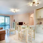 Artur Vip Club מלון דירות