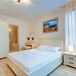 Artur Vip Club מלון דירות 4*